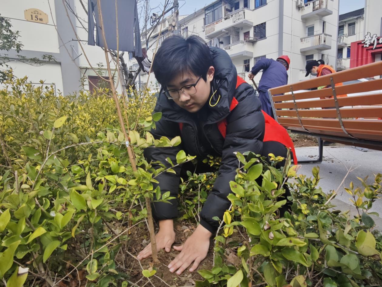 beat365官网beat365中文唯一官网志愿者走进社区开展植树节活动